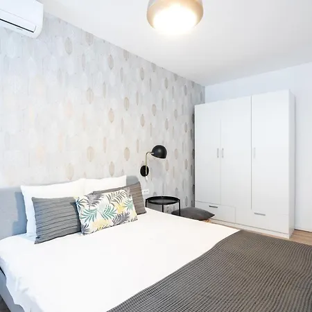 Spacious 2 Bdr Flat In The Old Town Bucharest Exterior photo